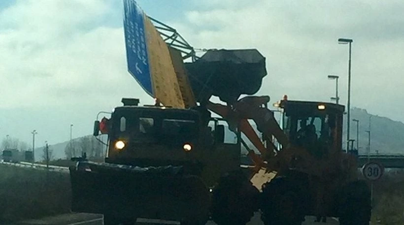 Σκόπια: Ξηλώνουν τις σλαβικές πινακίδες λόγω «διγλωσσίας» -Επίσημη γλώσσα και τα αλβανικά